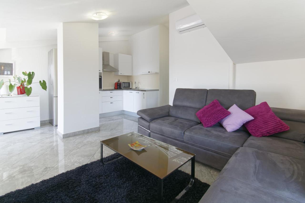 Apartments Goran By Rent Istria อูมัค ภายนอก รูปภาพ